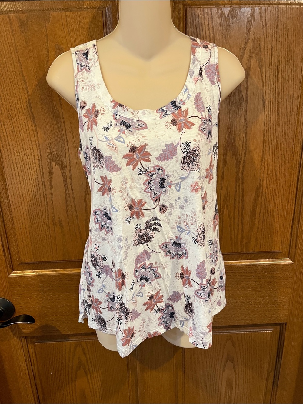 24/7 Maurice’s Sleeveless White Floral Tank Top - Casual Summer Layering